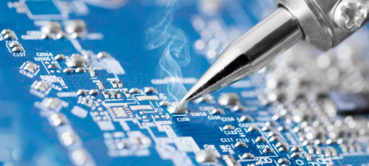 Técnico HMNET realizando microsoldadura SMD